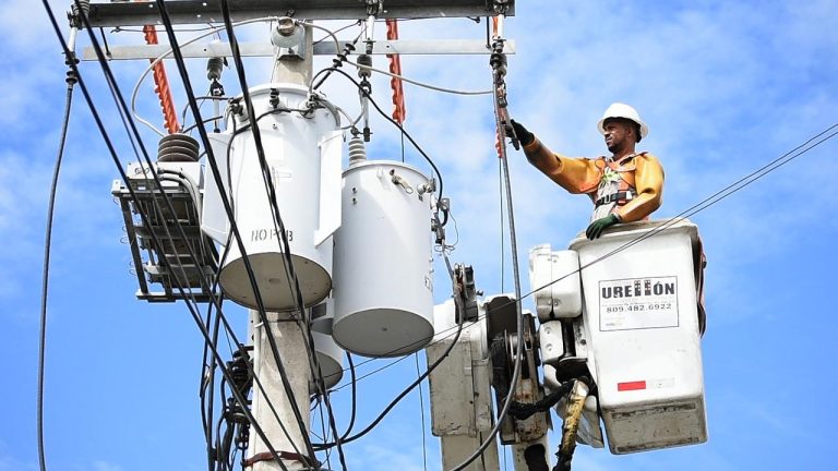 Elektrische reparateur op kabelbaan in Amersfoort