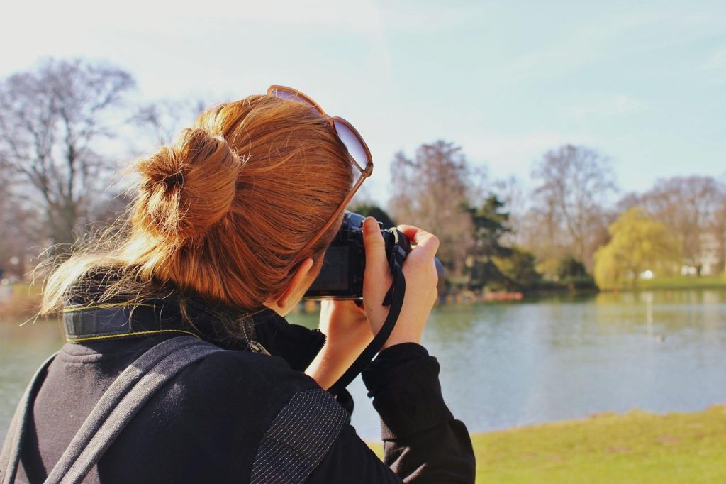 Vrouwelijke cameraman fotograferen in Amersfoort