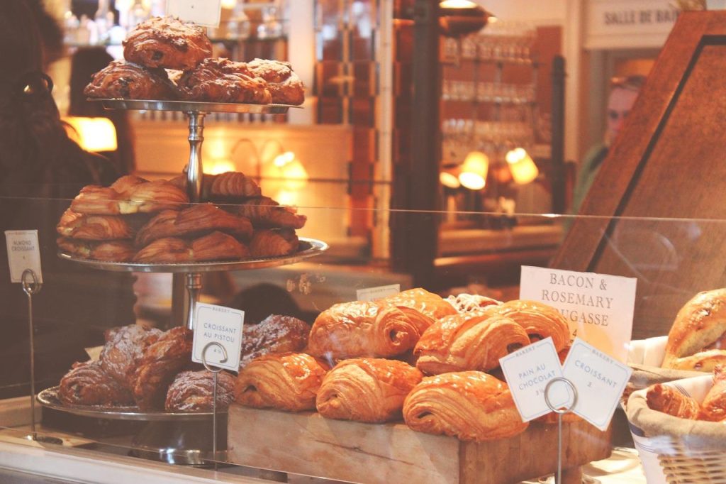 Diverse soorten brood op de plank geplaatst in Amersfoort