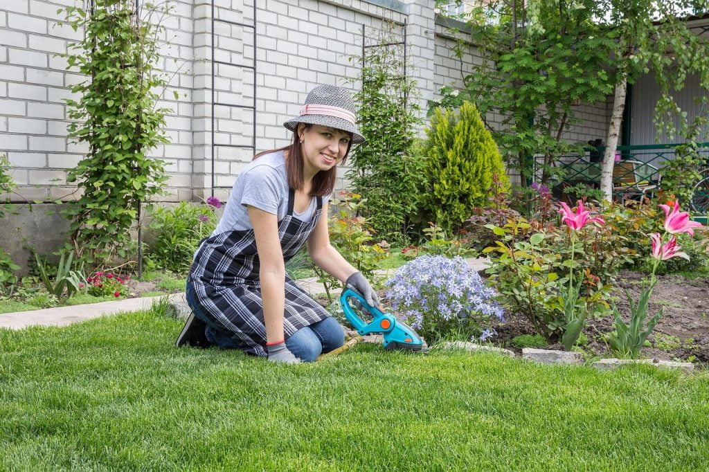 Vrouw zitten en een tuin versieren in Amersfoort