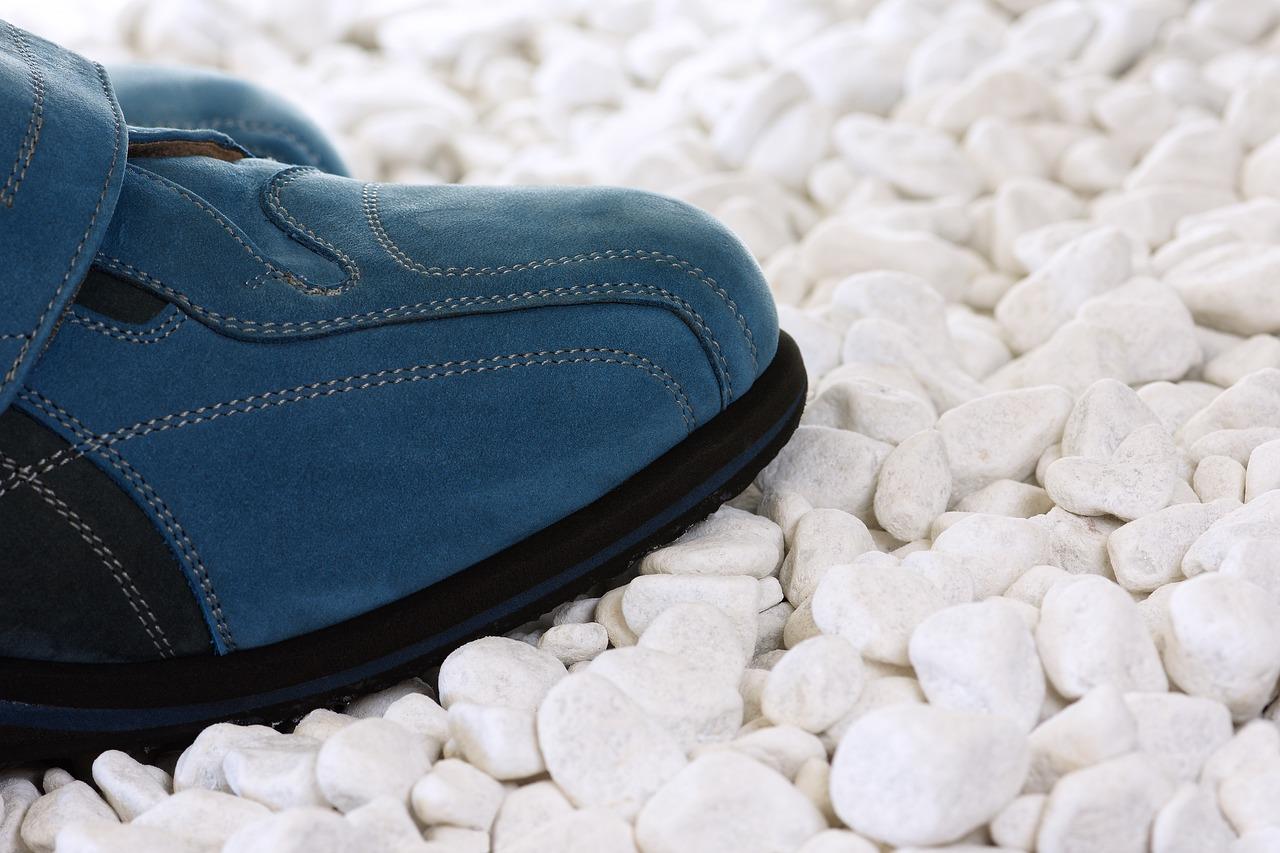 blauwe schoenen op de steen in Amersfoort