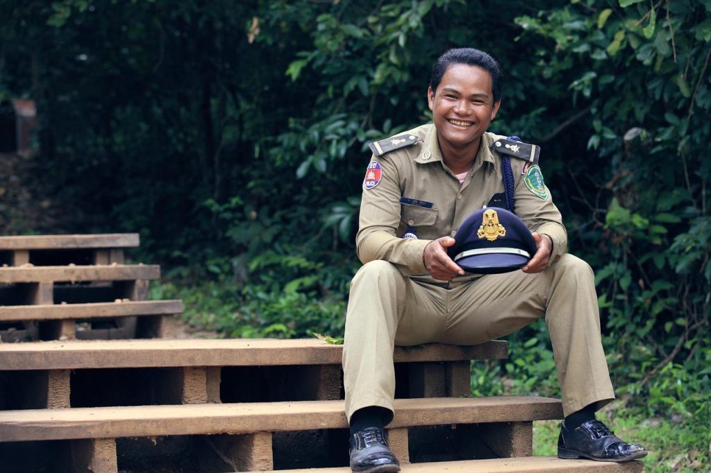 Een man in overheidsuniform zit in Amersfoort