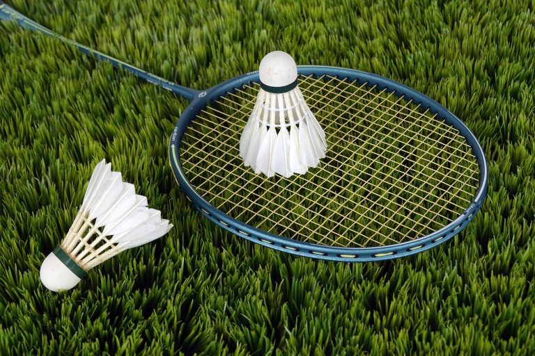 Badmintonracket en shuttle op het gras in Amersfoort
