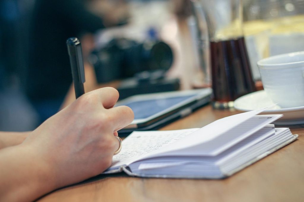 mensen schrijven op notebooks in Amersfoort