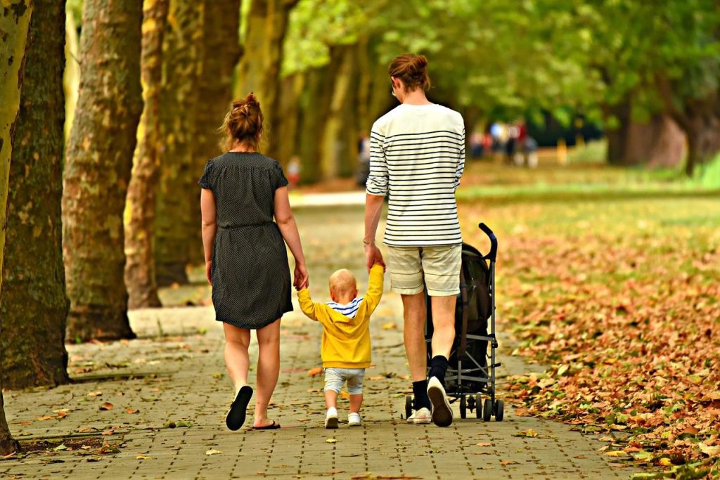 Familie wandelen in het park in Amersfoort