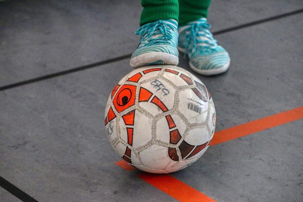 Stappen op een voetbal op de grond in Amersfoort