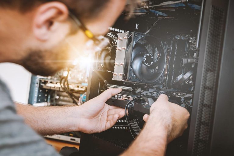Mensen die computers assembleren in Amersfoort