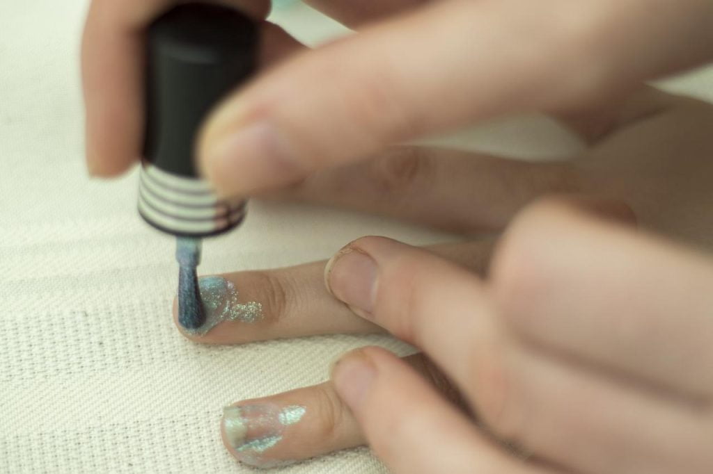 Nagels lakken op vingers in Amersfoort