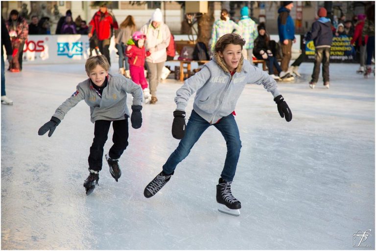 mensen schaatsen op ijs in Amersfoort