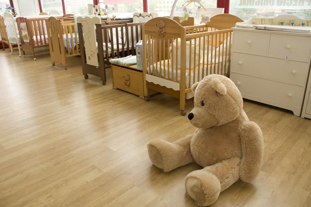 Een kamer met babybedjes op een rij in Amersfoort