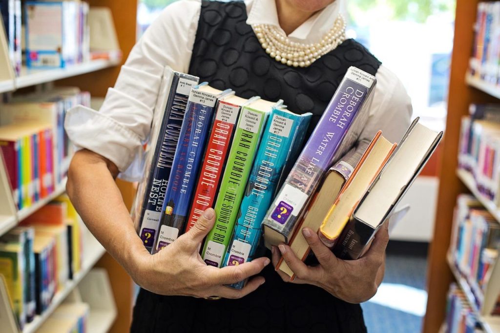 Eén woord man met veel boeken in Amersfoort