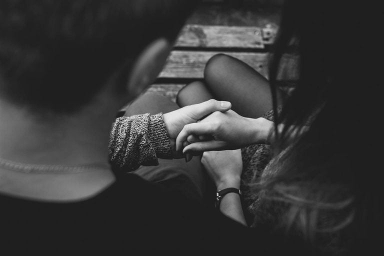 man en vrouw hand in hand in Amersfoort