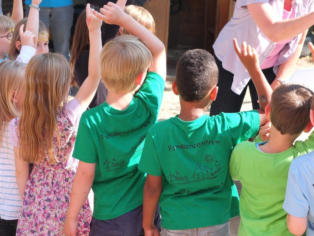 Een groep kinderen steekt hun hand op in Amersfoort