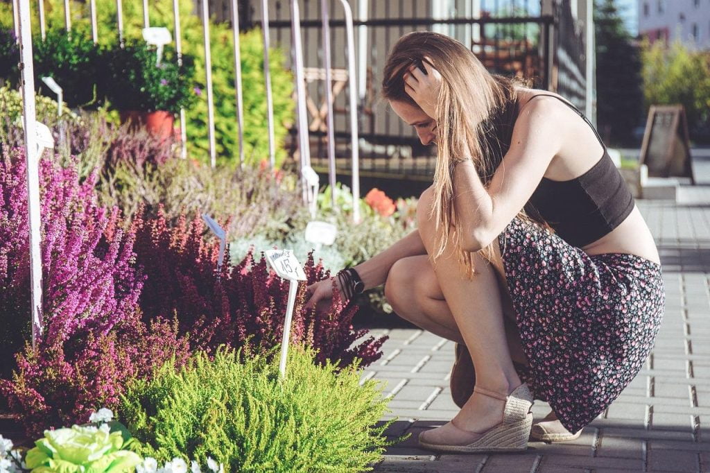 Een vrouw kijkt naar bloemen in Amersfoort