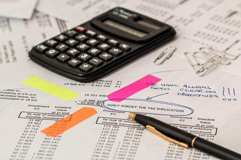 Rekenmachine geplaatst op financieel document En er lag een pen naast de rekenmachine in Amersfoort