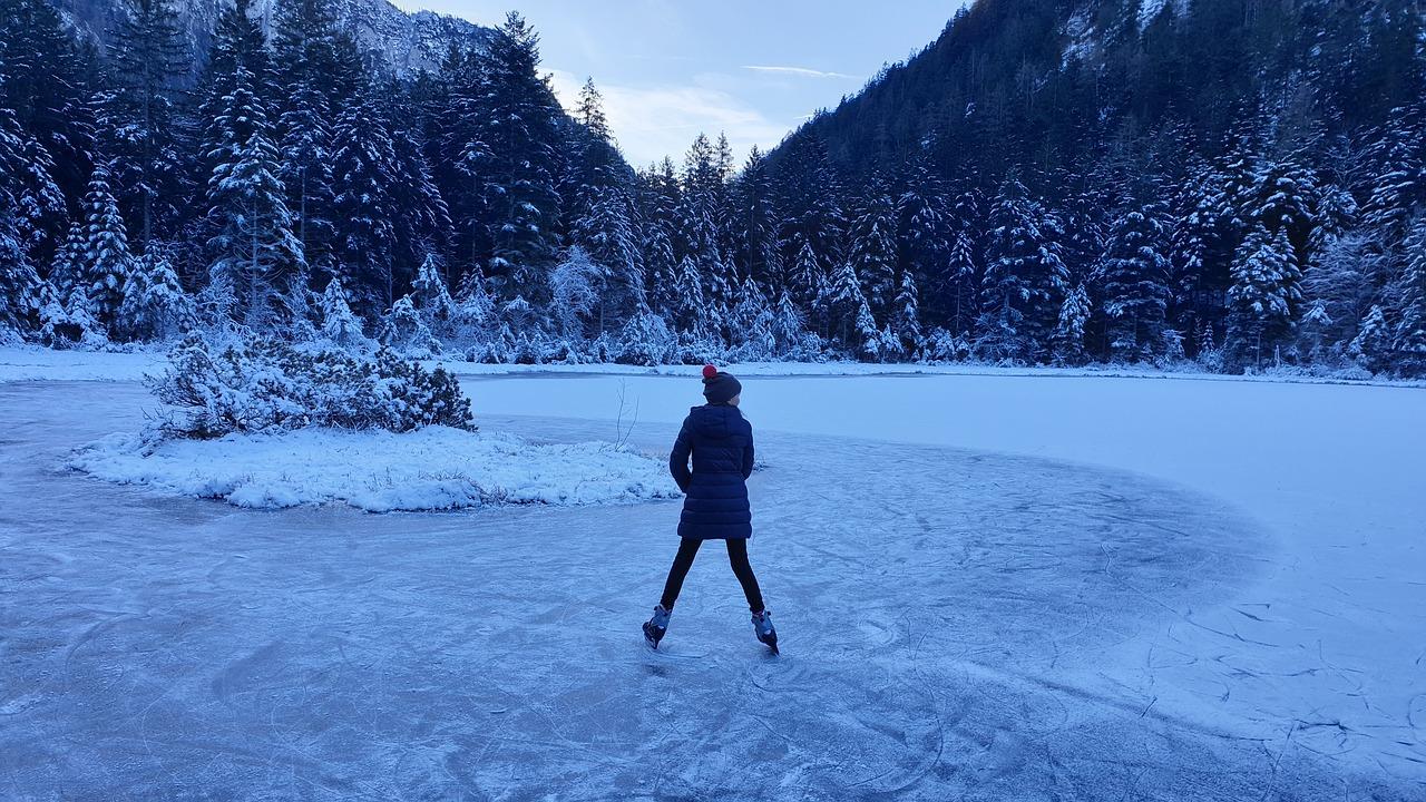 Vrouw staande op de ijsbaan in Amersfoort