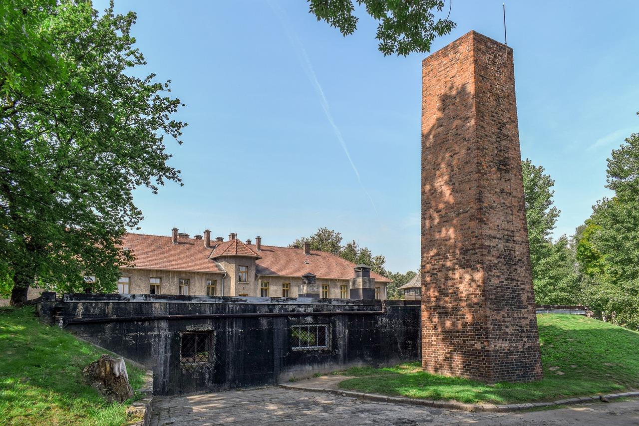 Een grote schoorsteen voor het gebouw in Amersfoort