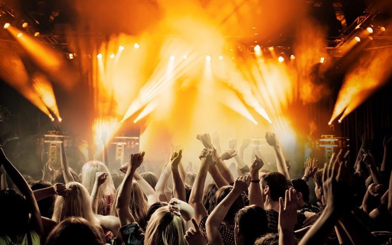 mensen dansen op concert in Amersfoort