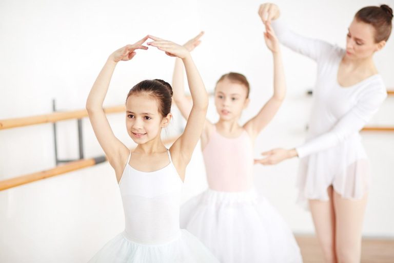 Leraar die kinderen leert ballet te dansen in Amersfoort