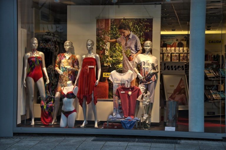 Kledingwinkel transparant glas in Amersfoort