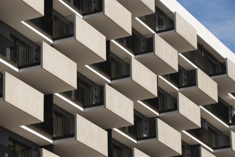 Gebouw met veel kamers met balkons in Amersfoort