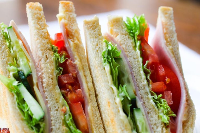 Drie sandwiches op een bord in Amersfoort
