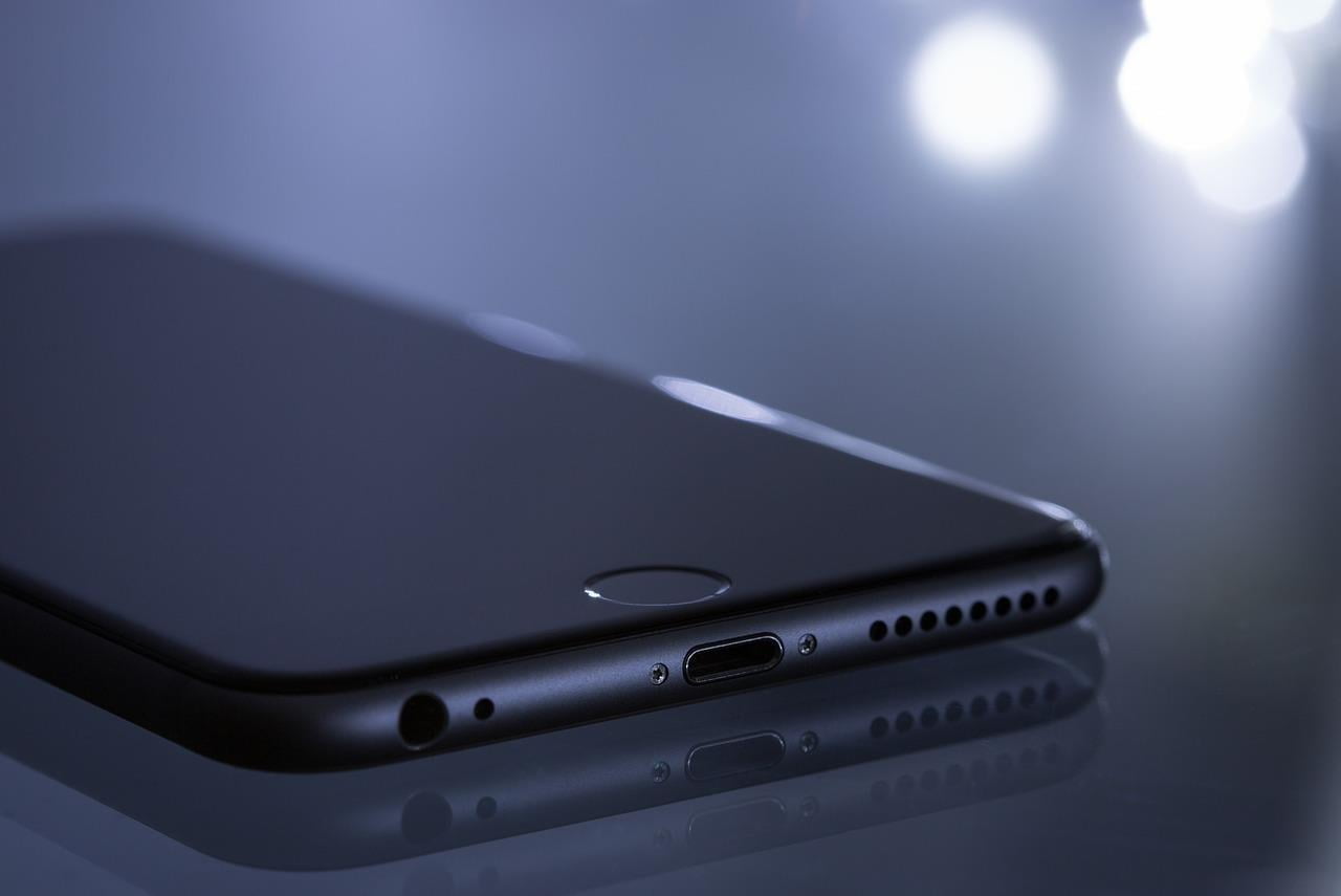 Smartphone die op de vloer ligt in Amersfoort