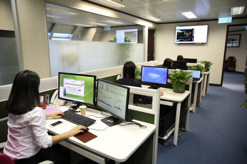 Vier medewerkers zitten aan hun eigen bureau te werken in Amersfoort