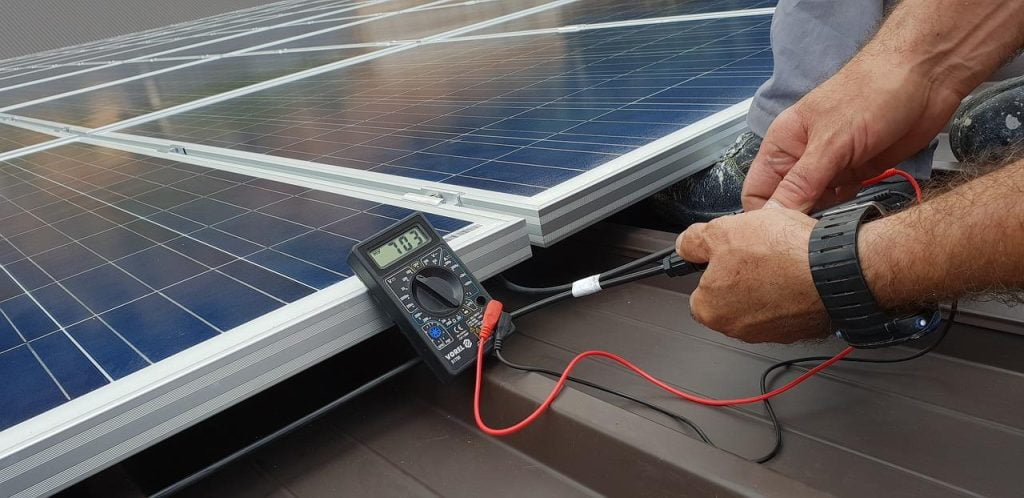 Persoon die de installatie van zonnecellen verzorgt in Amersfoort