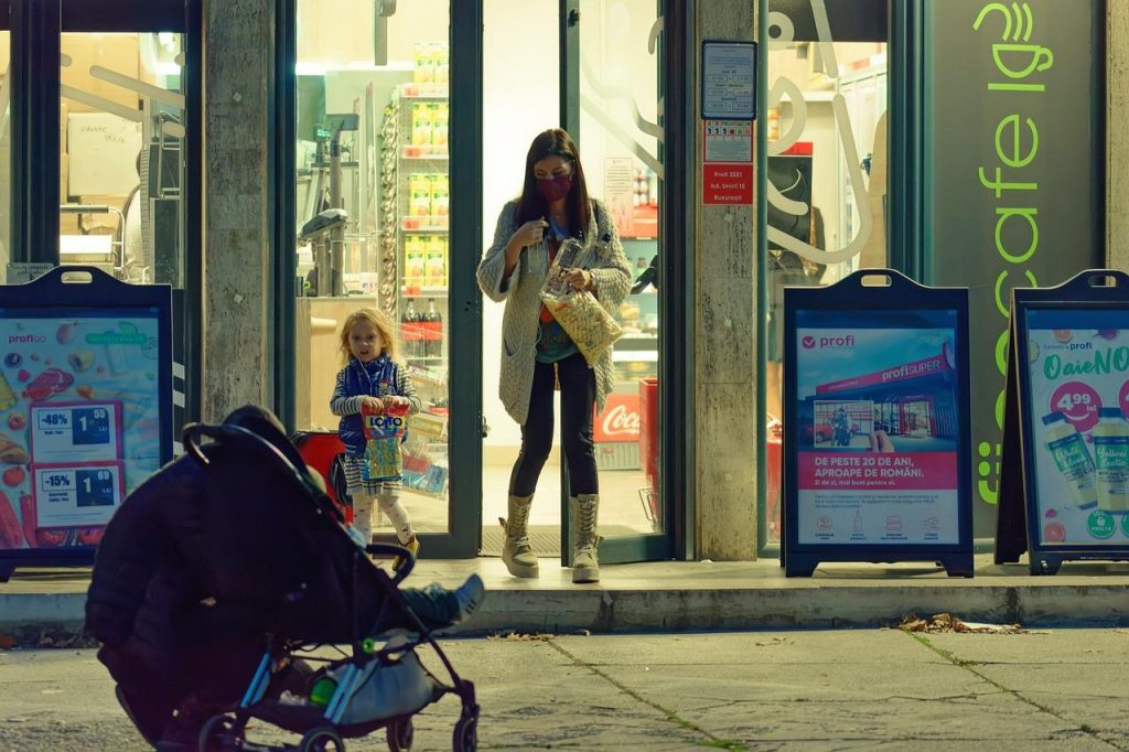 Moeder en kind winkelen in de winkel in Amersfoort