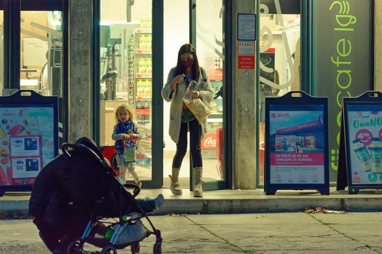 Moeder en kind winkelen in de winkel in Amersfoort